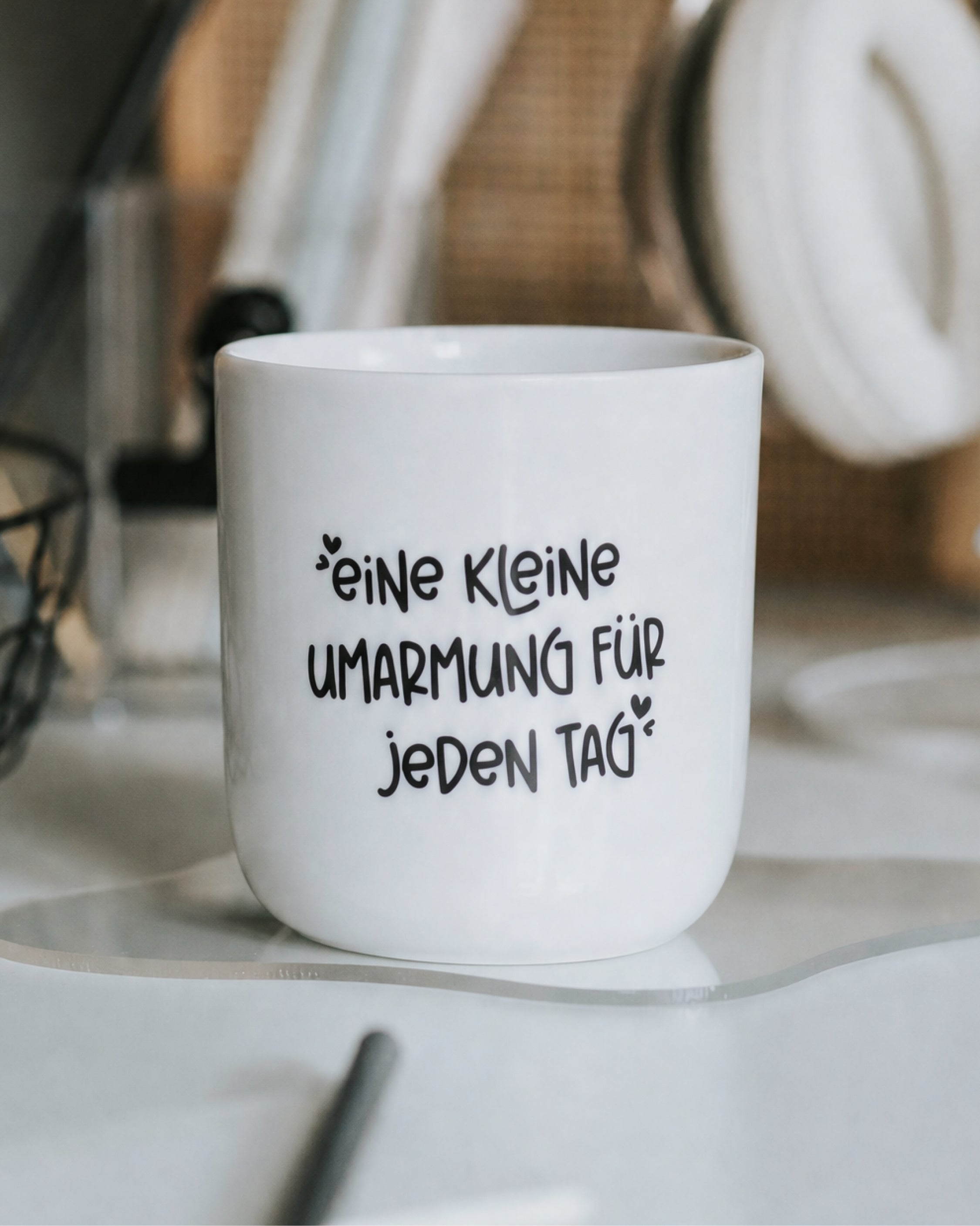 Porzellanbecher in Weiß mit warmem Spruch