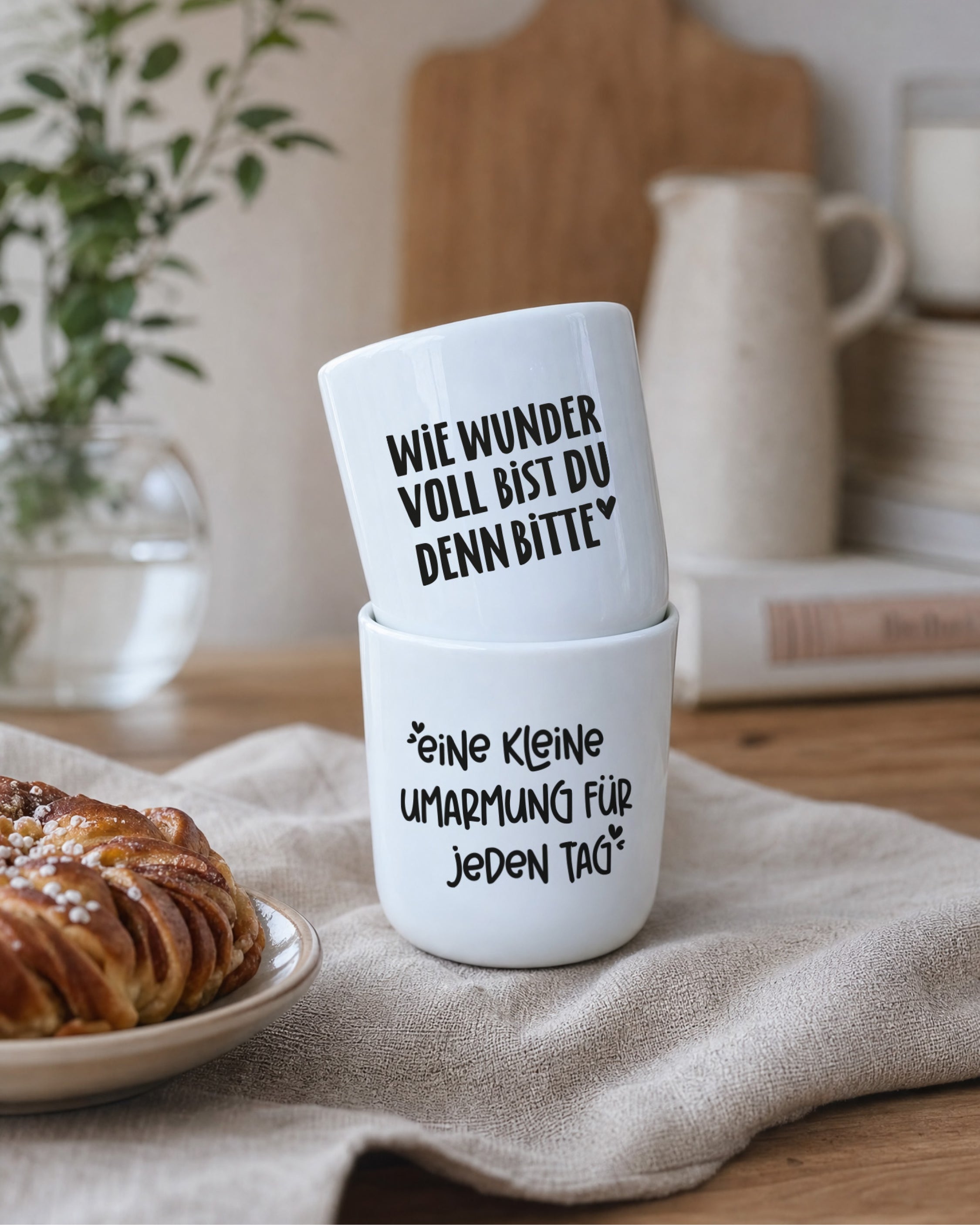 Porzellanbecher mit ruhigem, klarem Schriftbild
