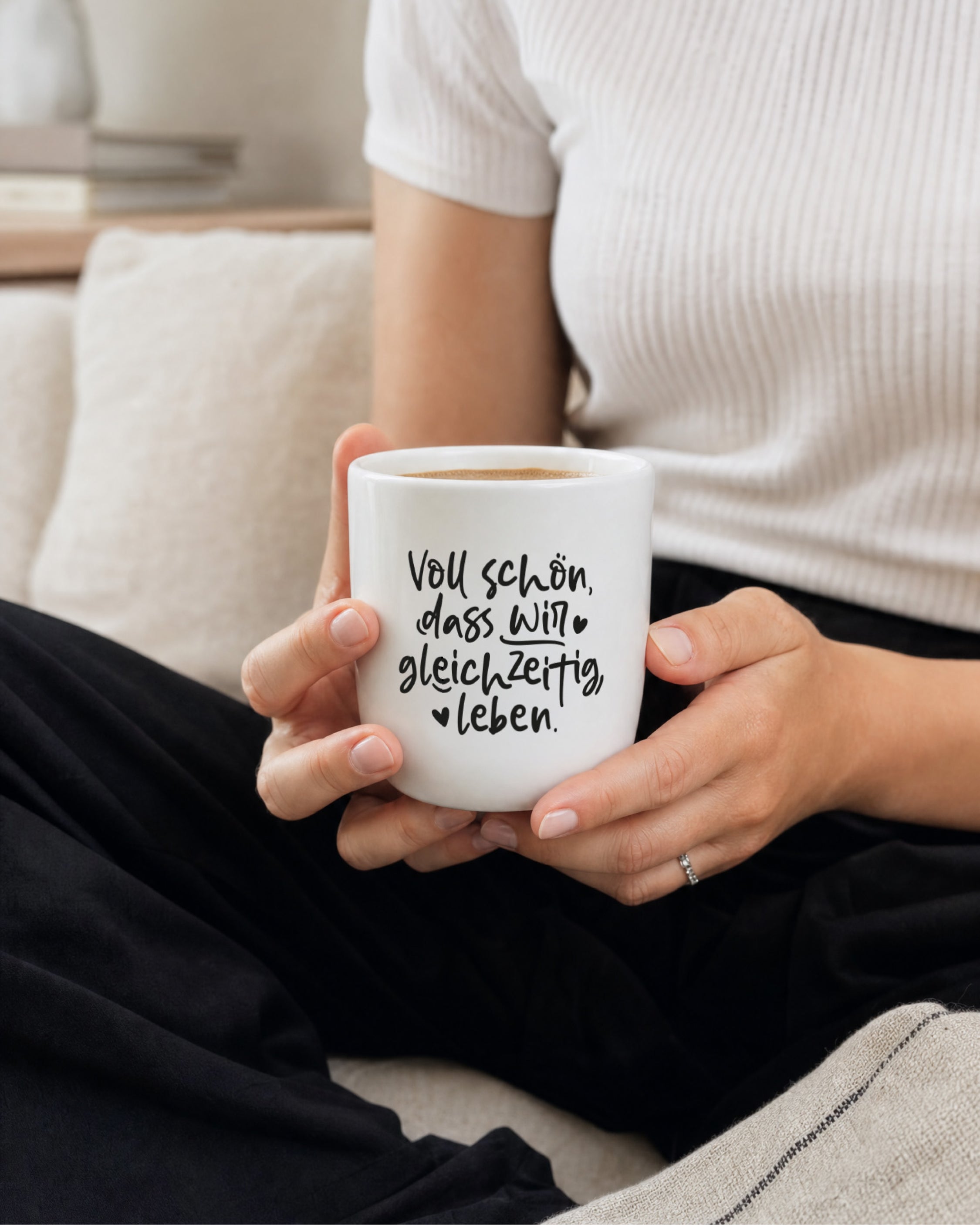 Becher aus Porzellan mit schwarzer Typografie