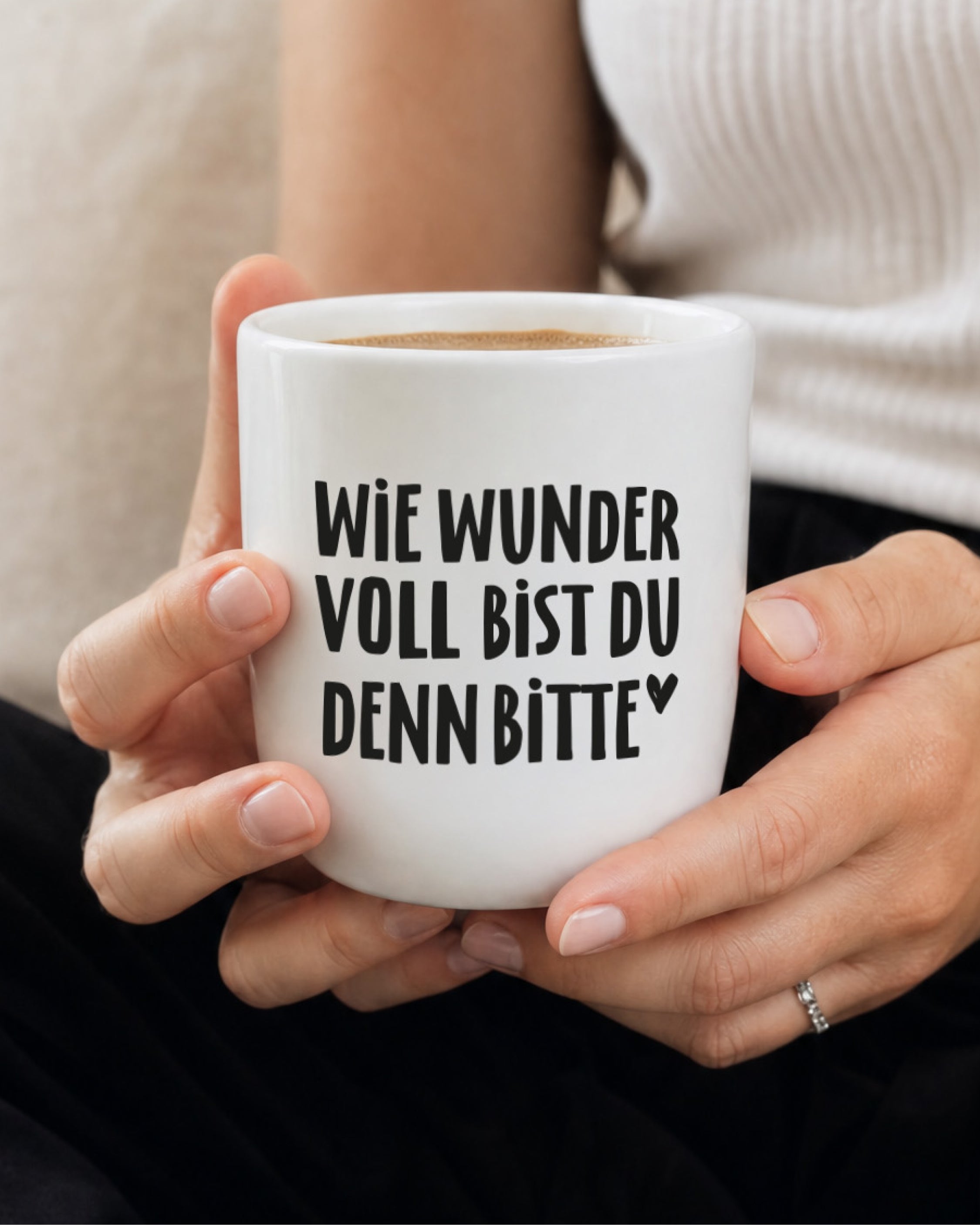 Becher mit Spruch in Schwarz-Weiß