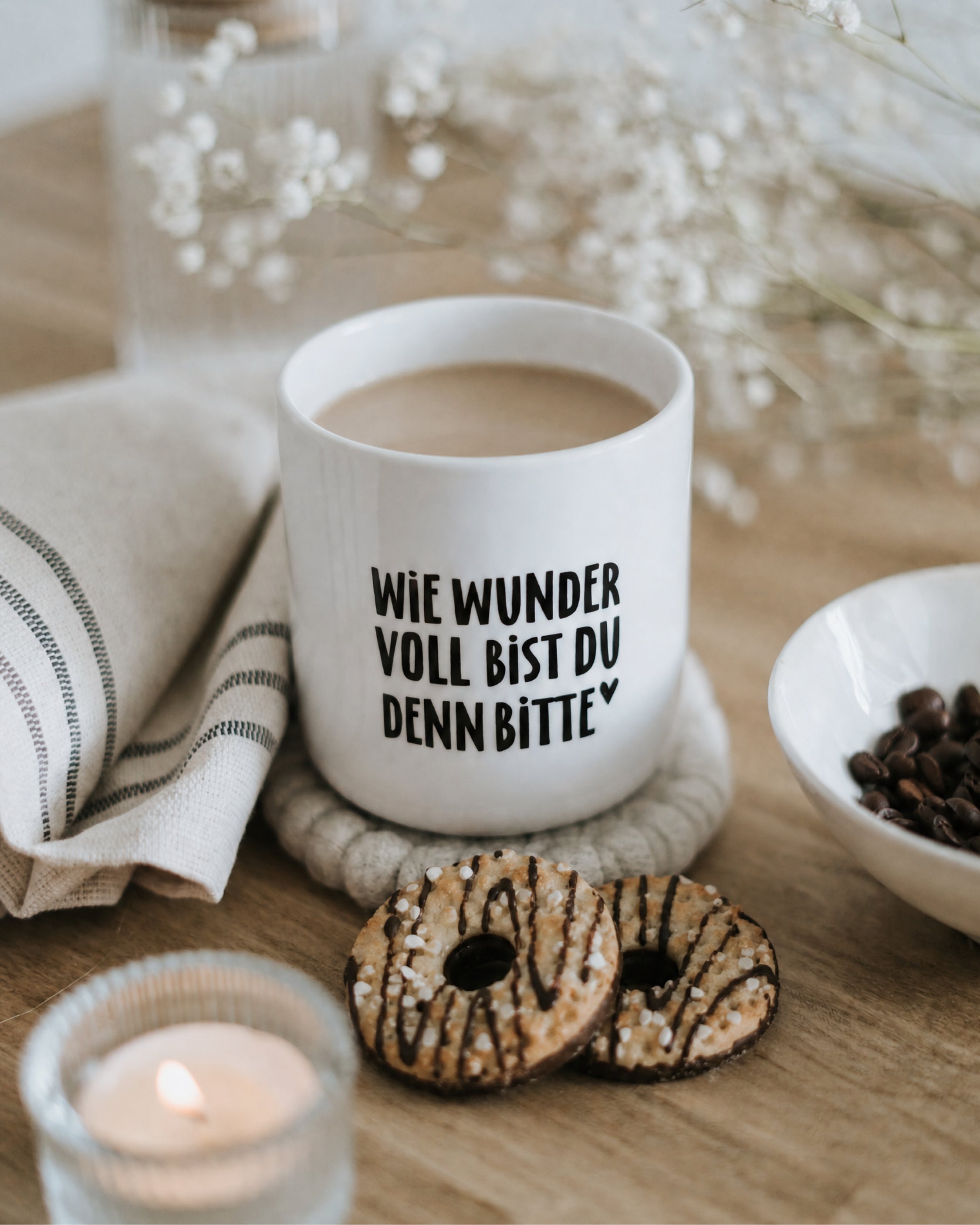 Weißer Porzellanbecher von vorne mit sichtbarem Schriftzug
