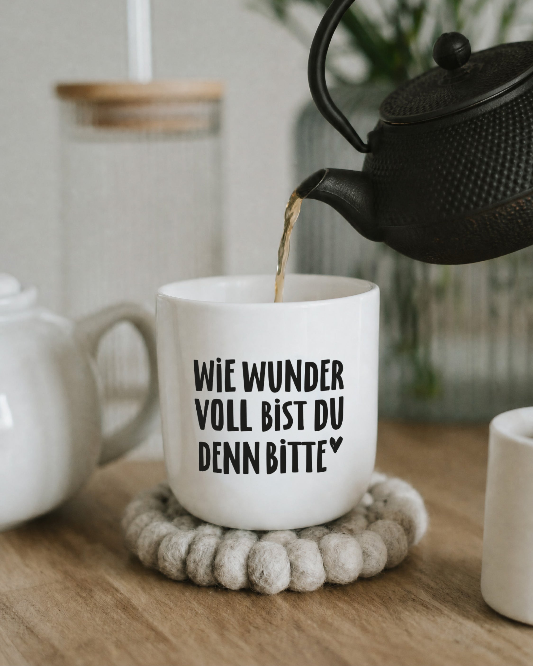 Porzellanbecher in zeitlosem Schwarz-Weiß-Look