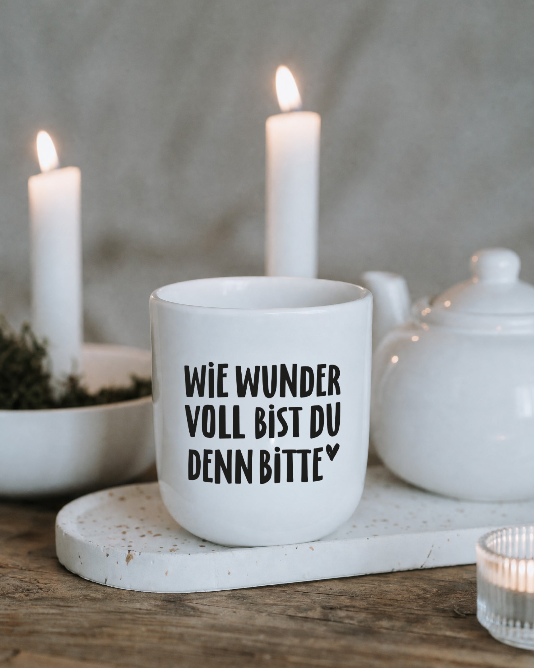 Weißer Becher mit klarer schwarzer Schrift