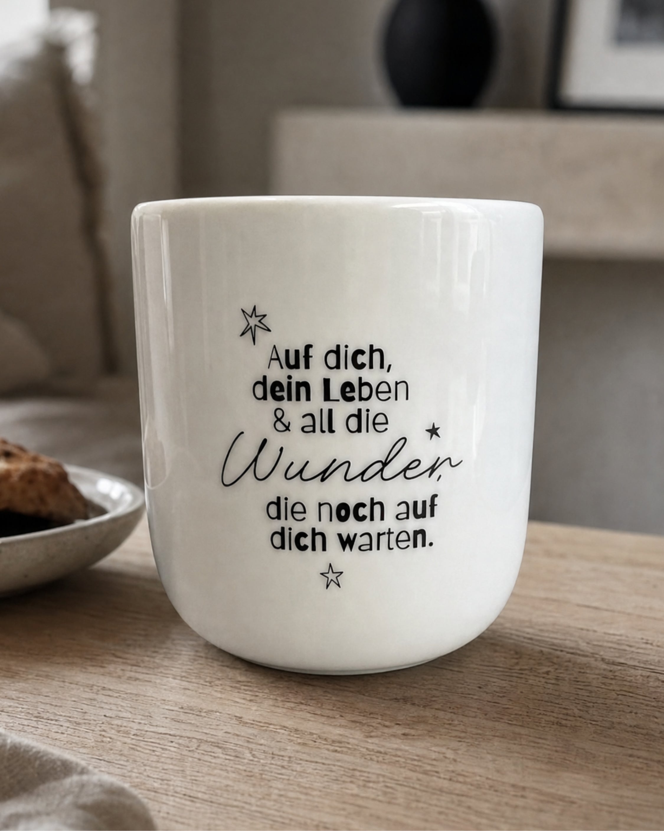 Weißer Porzellanbecher mit schwarzem Schriftzug