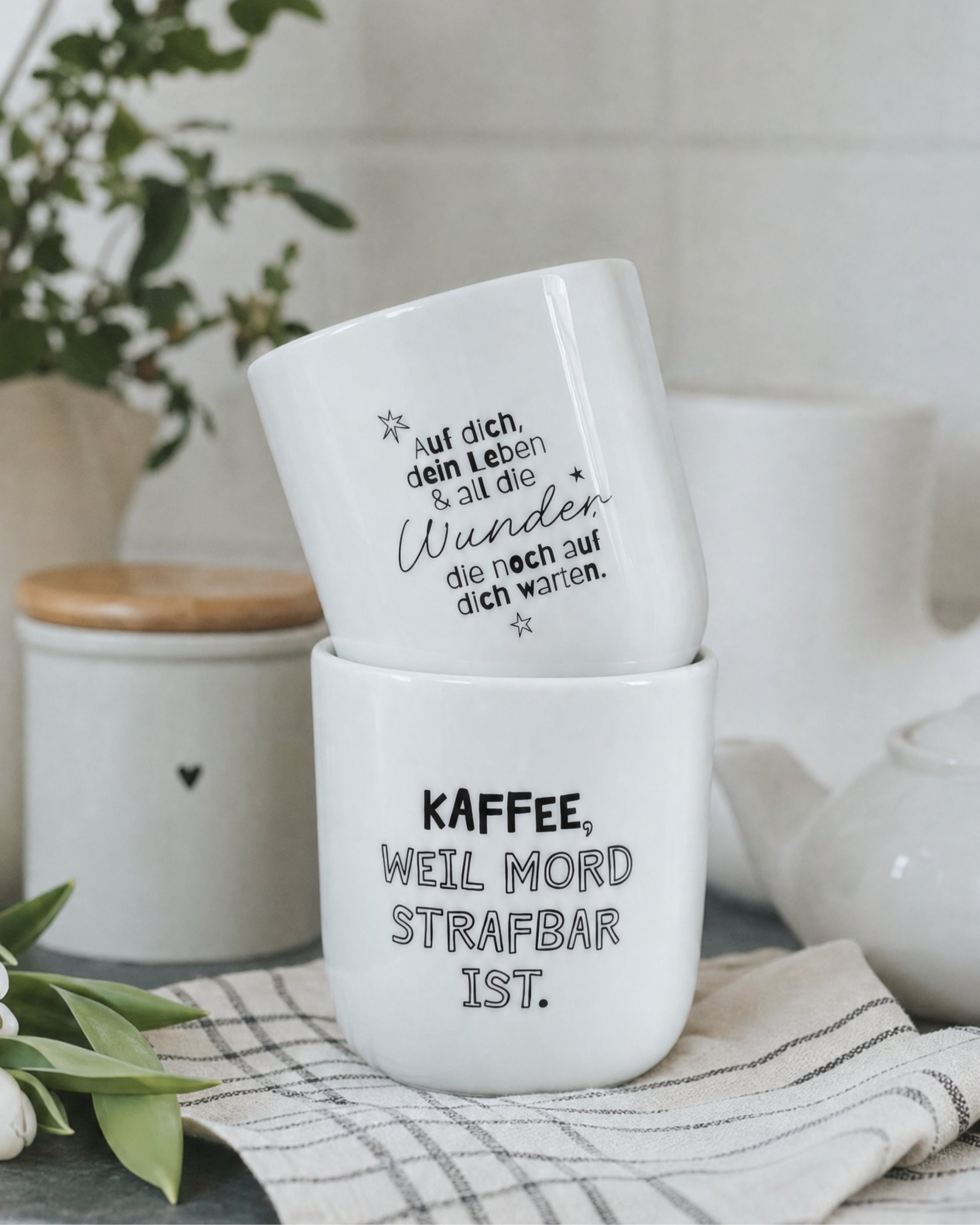 Schlichter weißer Becher mit minimalistischem Design