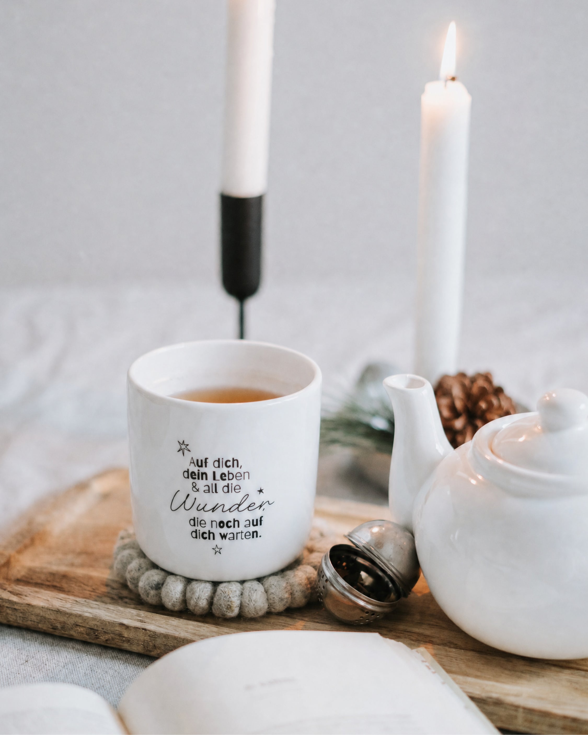 Porzellanbecher mit warmem, feierlichem Schriftzug