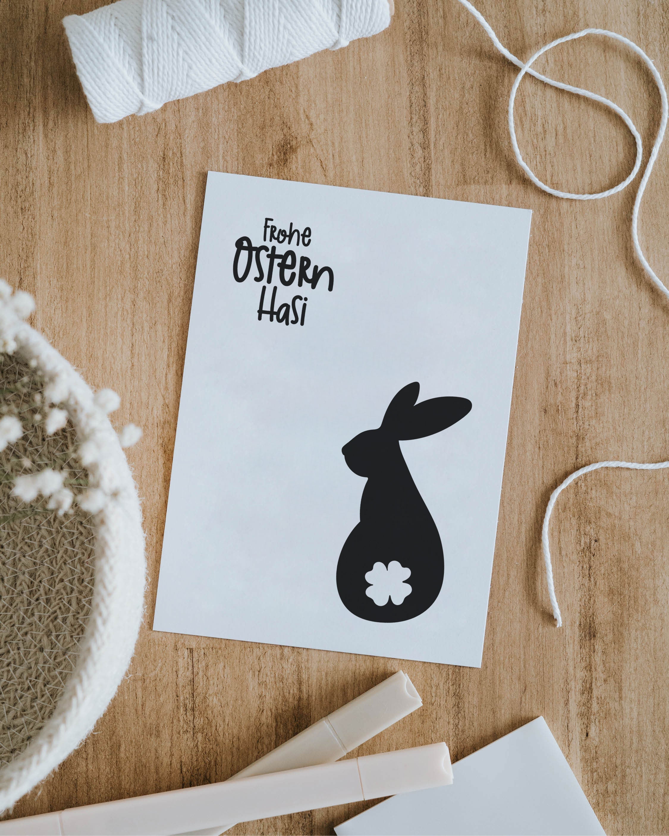 Minimalistische Design-Postkarte mit Osterhasenmotiv
