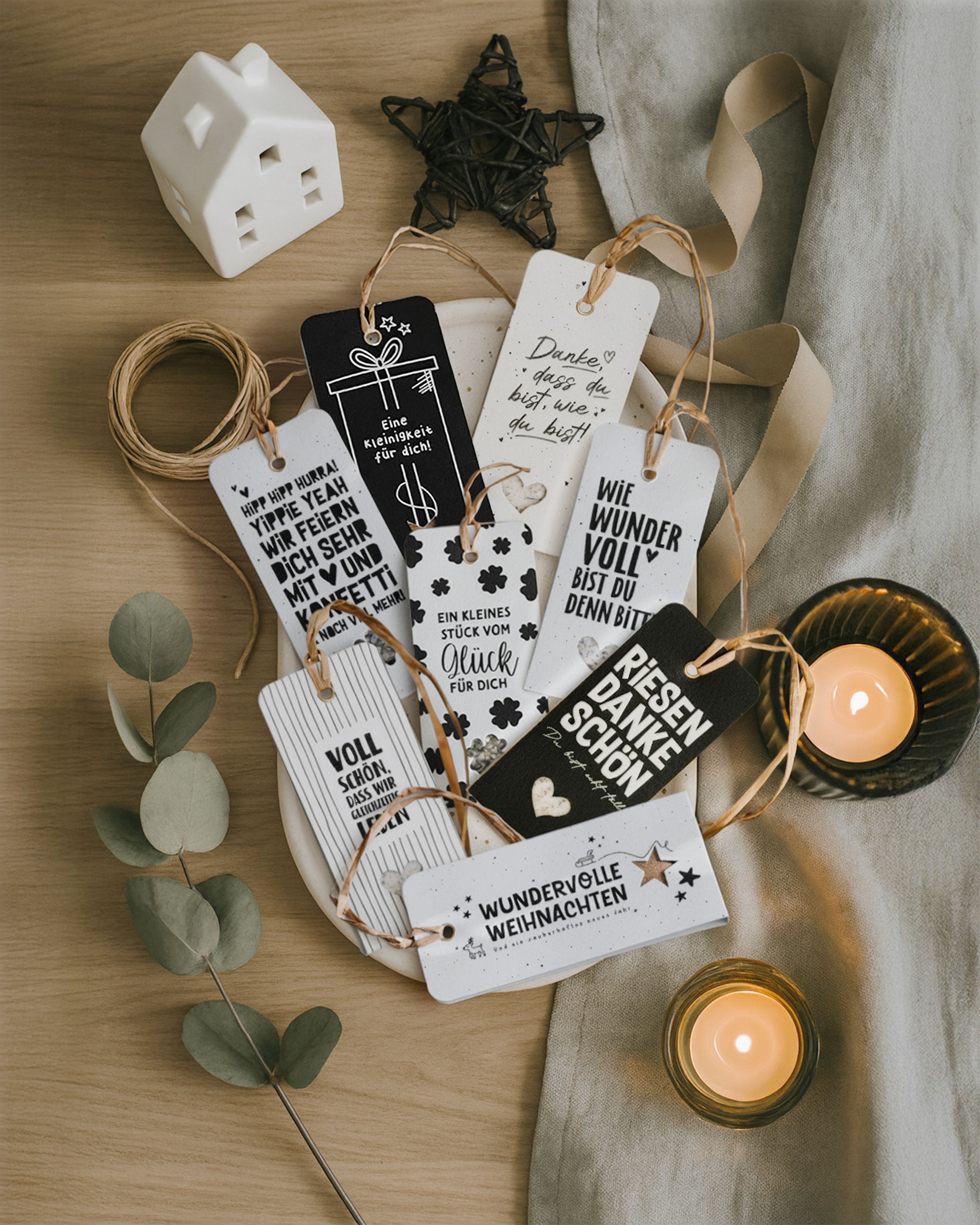 Geschenkanhänger Set mit 8 Designs und Gewürzen – nachhaltige, handgemachte Anhänger aus Recyclingkarton mit emotionalen Sprüchen.