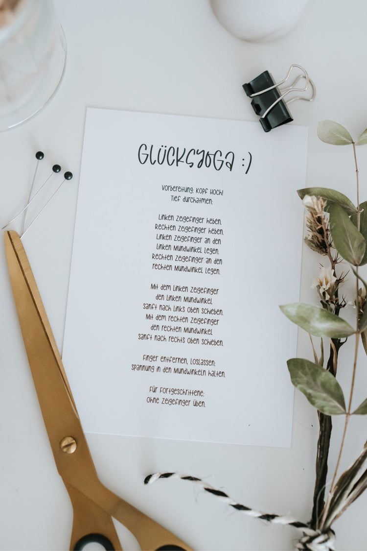 Postkarte · Glücksyoga · 0,68 € / Stk. (UVP 2,00 €) - Heldenglück