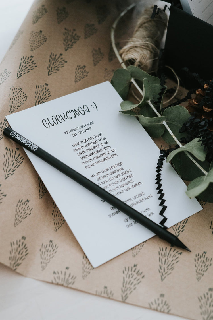 Postkarte · Glücksyoga · 0,68 € / Stk. (UVP 2,00 €) - Heldenglück