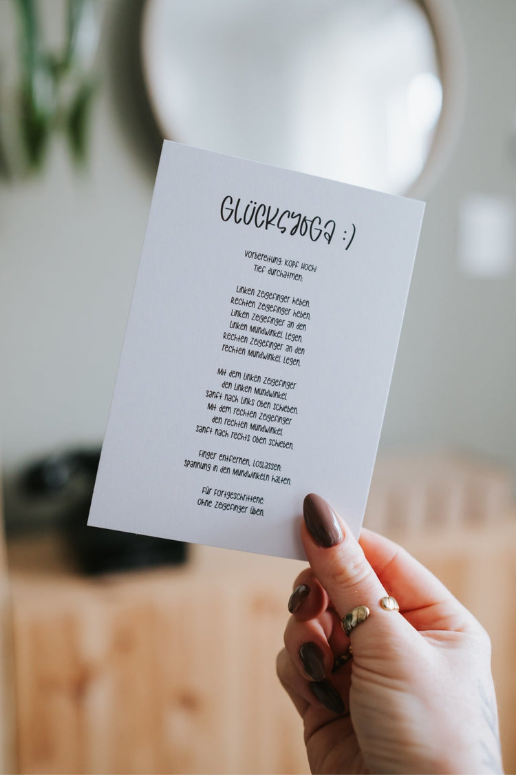 Postkarte · Glücksyoga · 0,68 € / Stk. (UVP 2,00 €) - Heldenglück