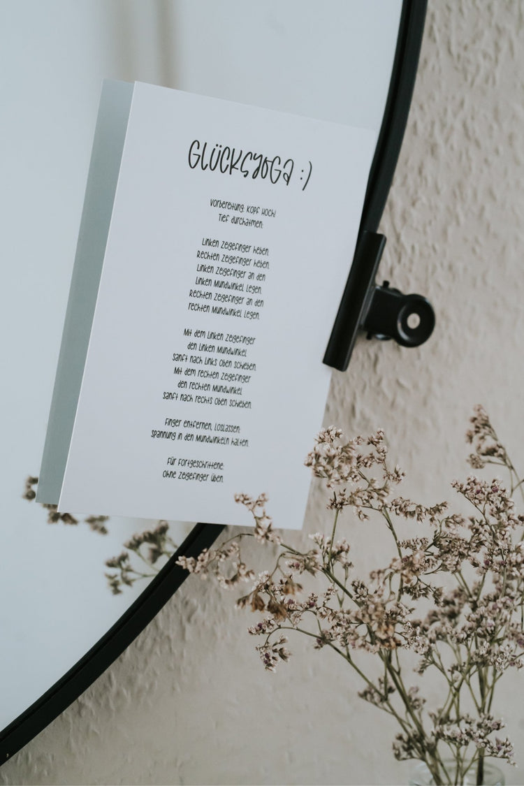 Postkarte · Glücksyoga · 0,68 € / Stk. (UVP 2,00 €) - Heldenglück