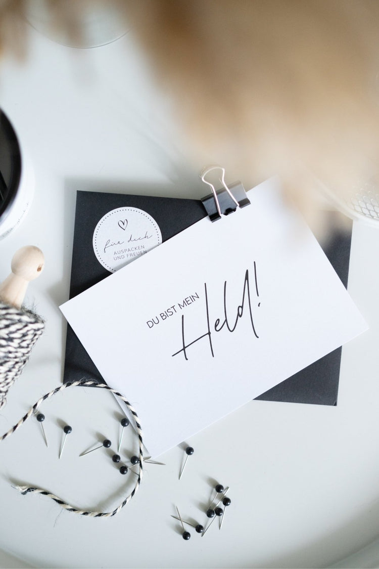 Postkarte · Mein Held · 0,68 € / Stk. (UVP 2,00 €) - Heldenglück